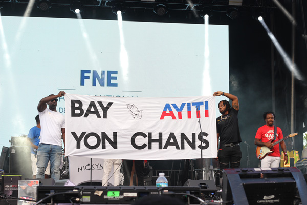 Gabel "BAY AYITI YON CHANS" banner